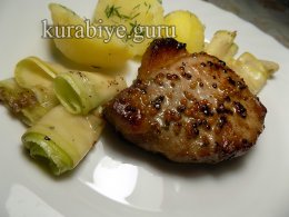 Свиная котлета с молодым картофелем и маринованными кабачками