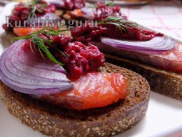 Гренки с лососем и свёклой 