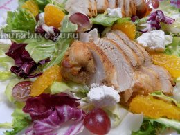Салат з куркою гриль, апельсинами та фетою