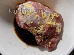 Імбирна буженіна з карамелізованою цибулею