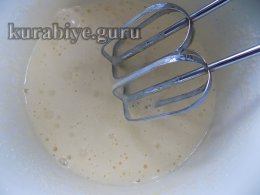 Шоколадний пиріг із сиром і вишнею