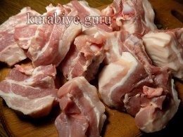 Тушеные свинные рёбрышки с яблоками и луком