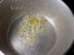 Тушеные свинные рёбрышки с яблоками и луком