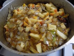 Тушеные свинные рёбрышки с яблоками и луком