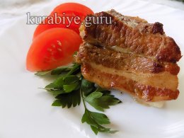 Тушеные свинные рёбрышки с яблоками и луком