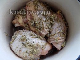 Курка запечена на хлібі