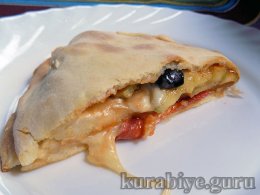 Тройная пицца кальцоне 