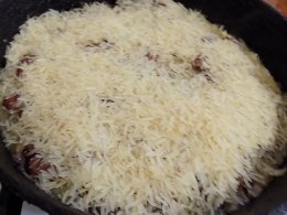 Рис с копчёными колбасками и цуккини 