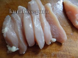 Запечённая куриная грудка с клубнично-манговой сальсой
