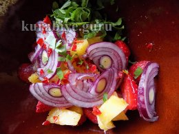 Запечённая куриная грудка с клубнично-манговой сальсой