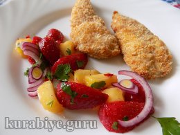 Запечённая куриная грудка с клубнично-манговой сальсой