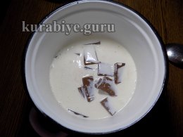 Шоколадний пляцок з полуницею