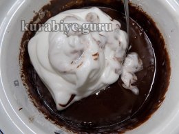 Шоколадний пляцок з полуницею