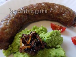 Гороховое пюре с колбасками и карамелизированным луком