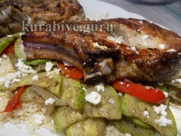 Свиная котлета с кускусом и овощами