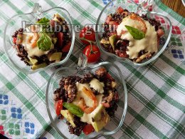 Салат с морепродуктами и диким рисом