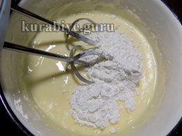Йогуртовый пирог с малиновым кули 