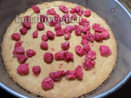 Йогуртовый пирог с малиновым кули 