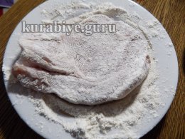 Обвалюємо свинячу котлету у борошні