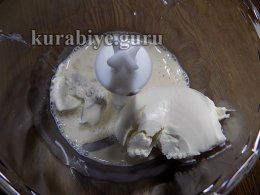 Збиваємо молоко, крем чиз, борошно у блендері
