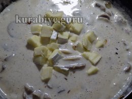 Доводимо соус з сиром брі та грибами до кипіння