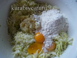 Закусочный рулет из кабачков