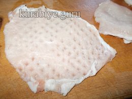 Крученики зі свинини з чорносливом і яблуками