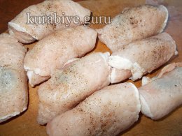 Крученики зі свинини з чорносливом і яблуками