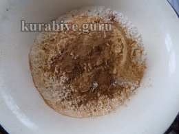 Медова коврижка з яблуками 