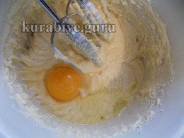 Медова коврижка з яблуками 