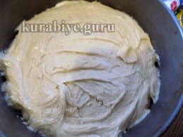 Медова коврижка з яблуками 