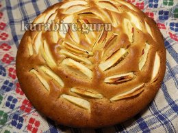Медова коврижка з яблуками 