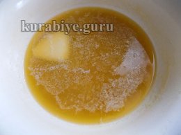 Смешиваем растопленное сливочное масло и мёд