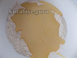 Выливаем жидкие ингредиенты в муку