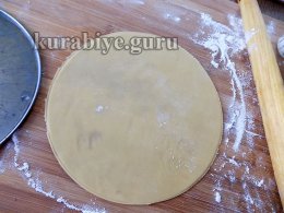 Раскатываем тонкие коржи