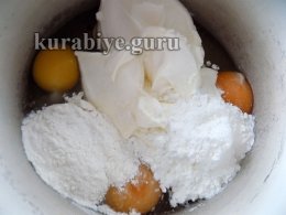 Смешиваем муку, крахмал и яйца