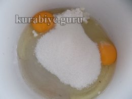 Взбиваем яйца с сахаром и крахмалом 
