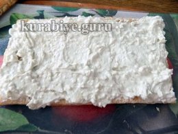 Смазываем корж сырным кремом