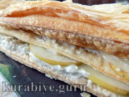 Слойки с грушей и голубым сыром 