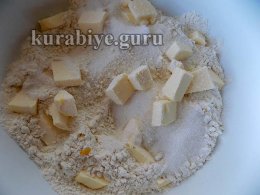 перетираем масло с мукой и сахаром