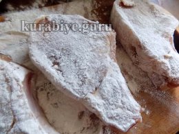 Обваливаем  свиную котлету в муке