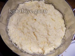 Выкладываем суфле на нижний корж