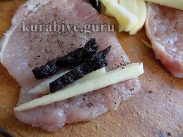 Крученики зі свинини з чорносливом і яблуками