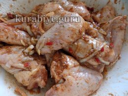 Маринуем куриные крылышки в холодильнике 