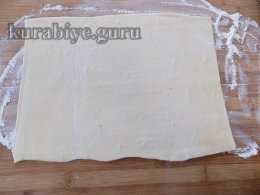 Пирог из слоёного теста с лососем
