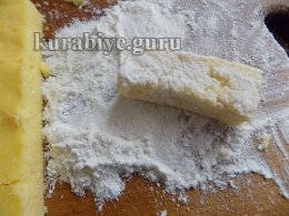 Обваливаем кусочки в муке