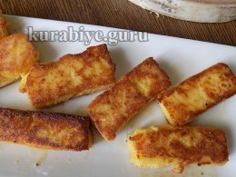 Обжариваем поленту на сковороде