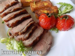 Утиная грудка с жареной полентой и апельсиновым соусом