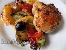 Запечённая курица с цуккини и помидорами 