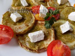 Кабачки и томаты с фетой и базиликовым песто 